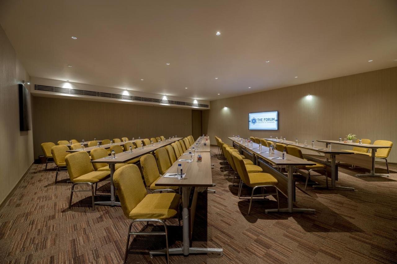 Wyndham Ahmedabad Shela Hotel Luaran gambar