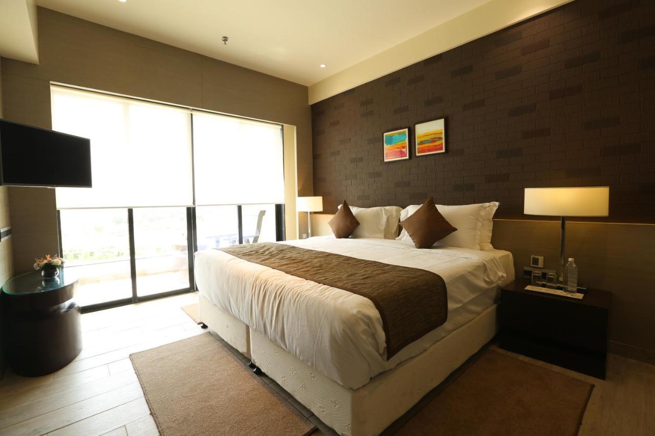 Wyndham Ahmedabad Shela Hotel Luaran gambar